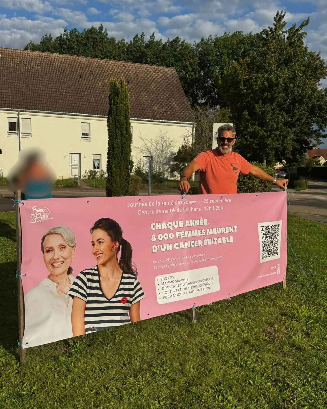 Bâche grand format de la campagne santé des femmes installée sur le territoire